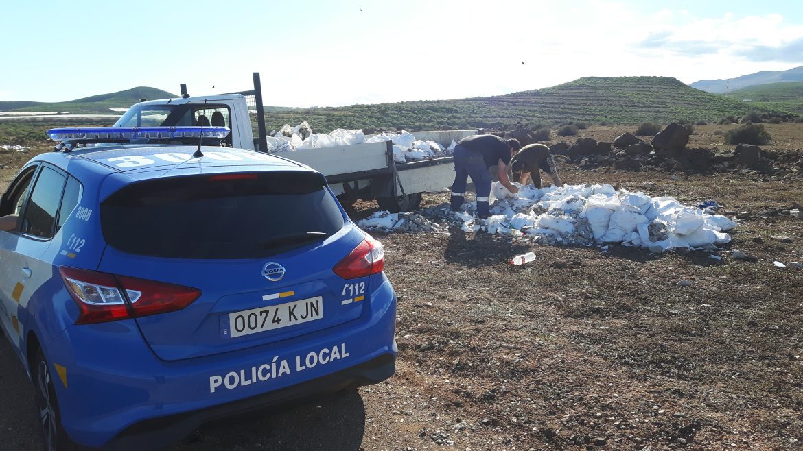 NP_La Policía Local expedienta a una empresa por verter 2.100 kilos de escombros en Jinámar (1)
