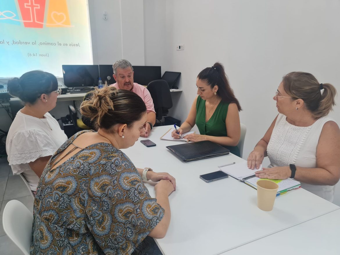 La consejera Vdina Cabrera y el presidente de la asociación Oportunidades de Vida, Rafael Hernández