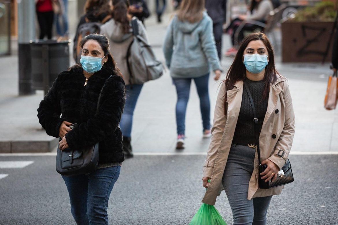 dos-mujeres-con-mascarillas-caminan-por-barcelona