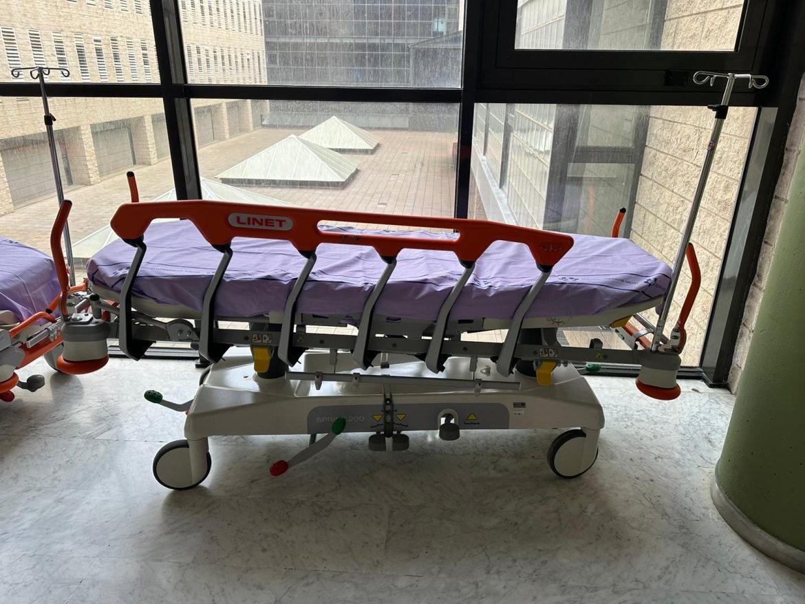 Imagen-de-una-de-las-camillas-incorporada-recientemente-en-el-centro-hospitalario-1 (1)