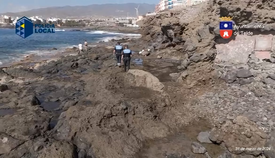NP_La Policiìa Local refuerza la vigilancia en la costa para evitar la pesca en zonas de banÞo(2)