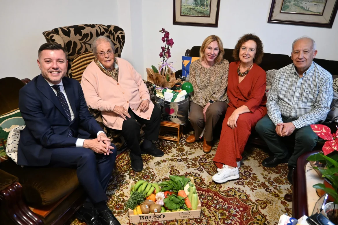 Teodoro-Sosa-junto-a-Margarita-Perez-Dolores-Delgado-y-la-familia-de-la-centenaria-scaled