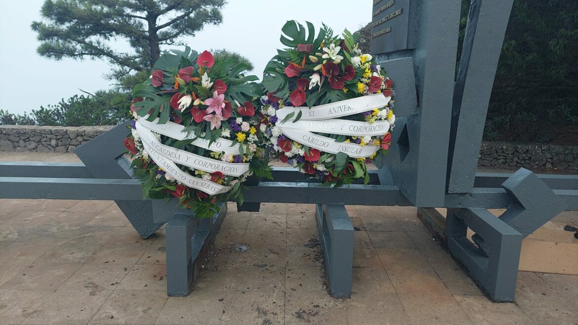 110924-tradicional-corona-de-flores-en-el-monumento-que-homenajea-a-las-20-victi