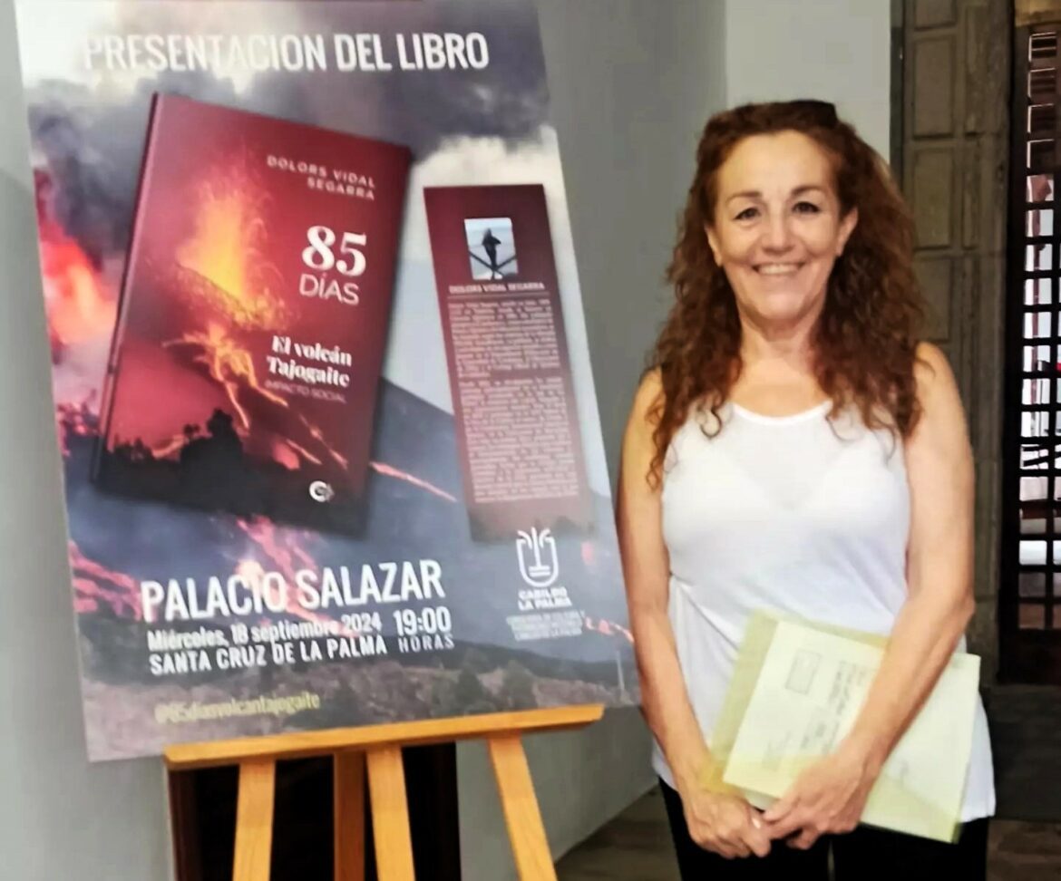 DOlors Vidal, junto a un cartel anunciador del acto en el Palacio Salazar.