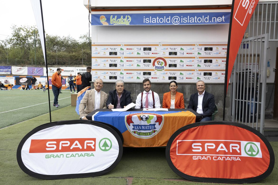 Momento de la firma de la renovación del patrocinio