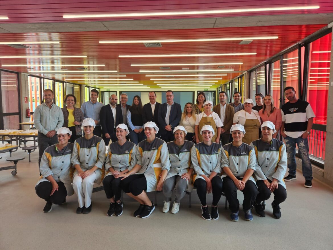 FOTO.-Imagen-de-archivo-de-la-inauguracion-del-consejero-de-Educacion-Poli-Suarez-de-un-comedor-en-Aguimes-Gran-Canaria-junto-a-personal-laboral-no-docente