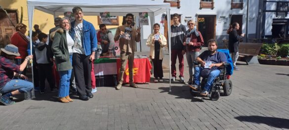 Oscar (centro) con militates de UCE en La Laguna