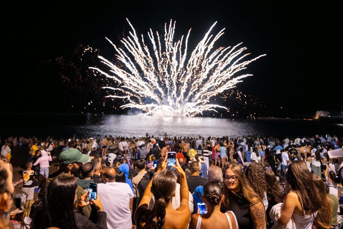 Fuegos artificiales acuáticos en la Noche de San Juan