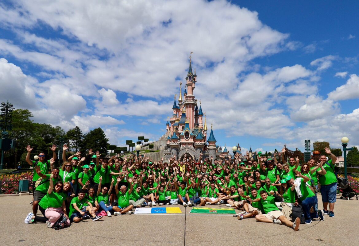 Foto de familia de la Banda Municipal de Música de Gáldar en Disney