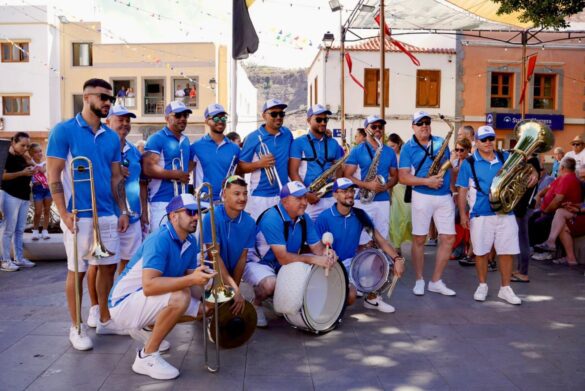 Foto 3 La muìsica acompanÞa en el repique de campanas de las fiestas de La Aldea de San Nicolaìs