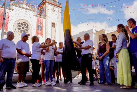 Foto 5 El alcalde de La Aldea Pedro Suaěrez procede a la subida de la bandera en la previa al repique de campanas
